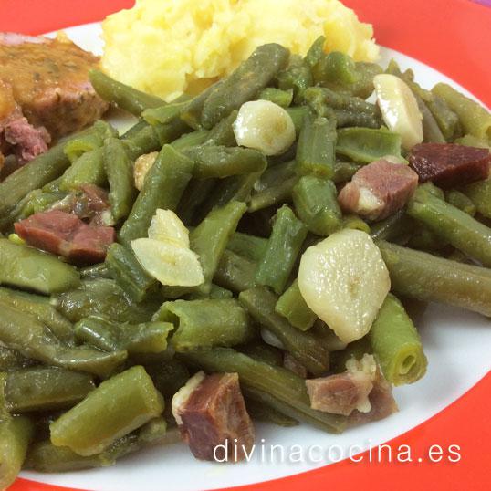 Judías verdes salteadas con jamón y ajo - ¡Sabrosas y rapidísimas!