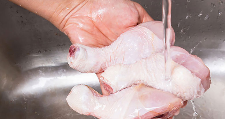 lavar el pollo