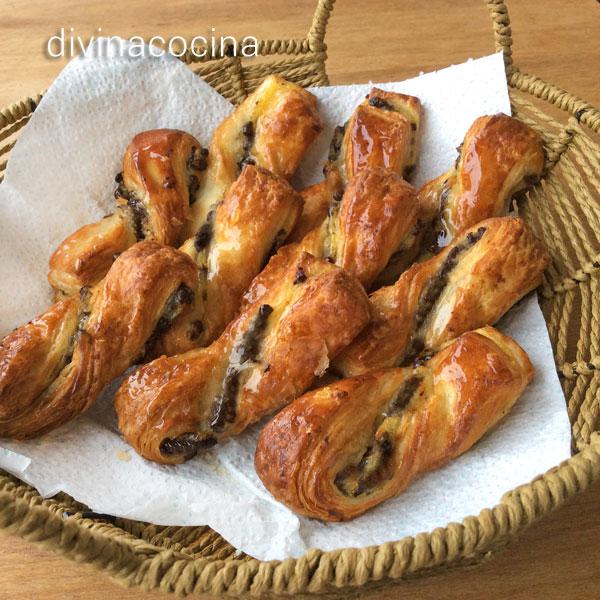 lazos de hojaldre rellenos de chocolate