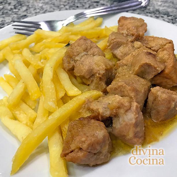 Filetes de ternera en salsa con patatas fritas