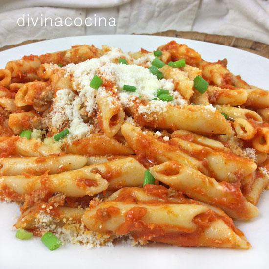 macarrones con tomate y anchoas