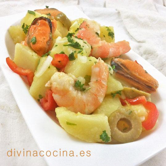 Patatas alinadas con langostinos