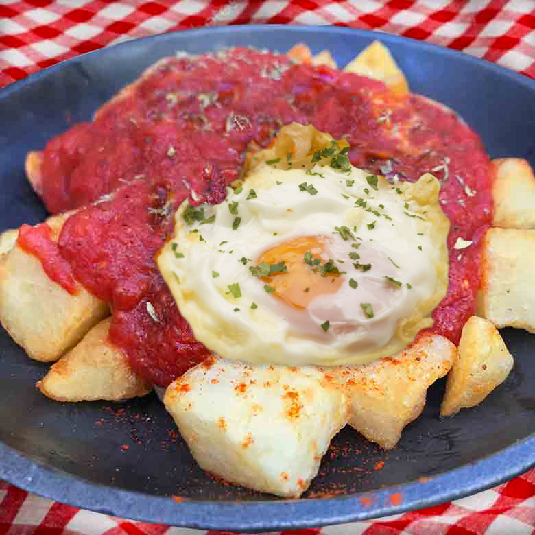 receta de huevo con patatas bravas