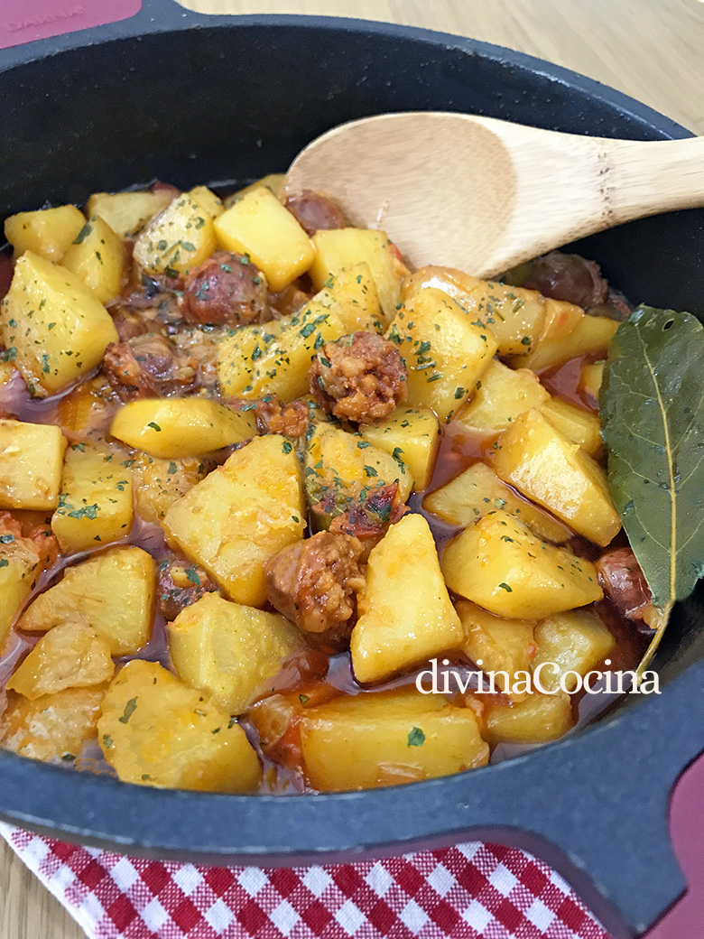 Patatas con chorizo a la riojana - Receta de DIVINA COCINA