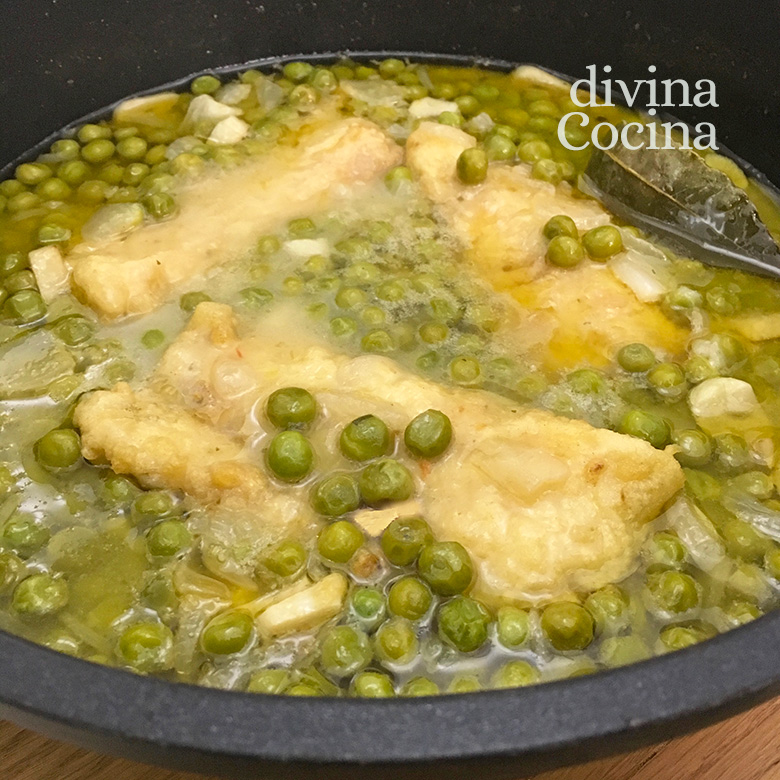 pescado con guisantes cazuela