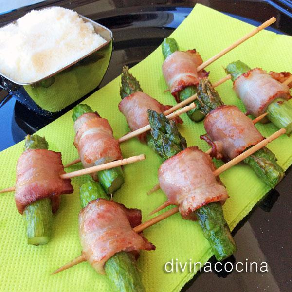 pinchos de esparragos y bacón