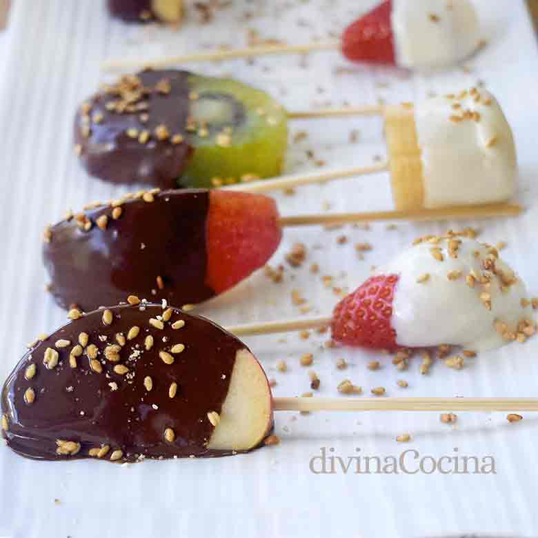 piruletas de frutas y chocolate