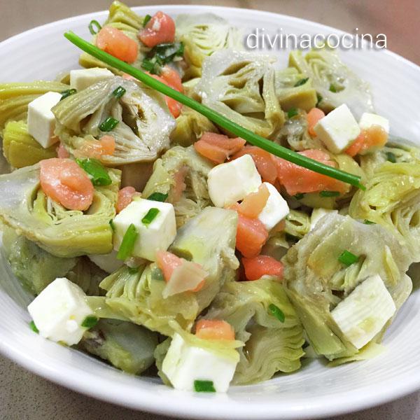 ensalada de alcachofas y salmón