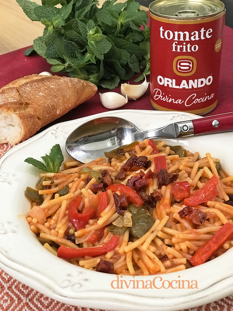 plato de fideos con tomate