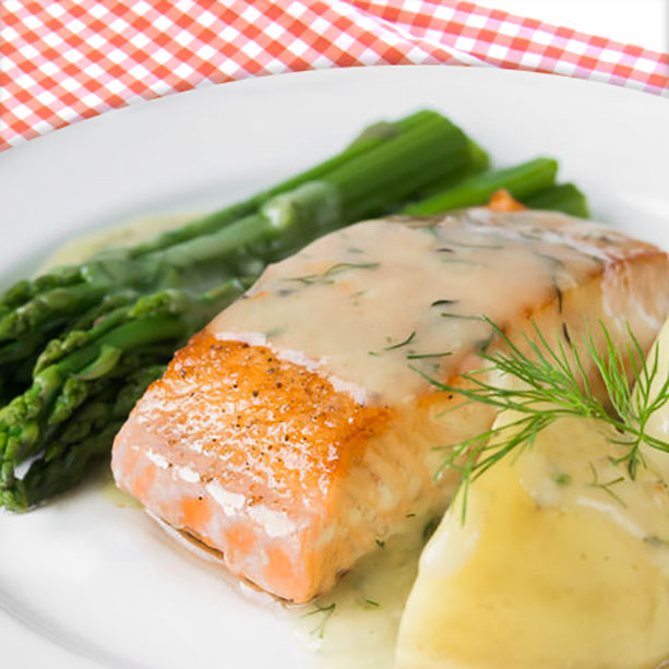 Salmón con salsa de eneldo