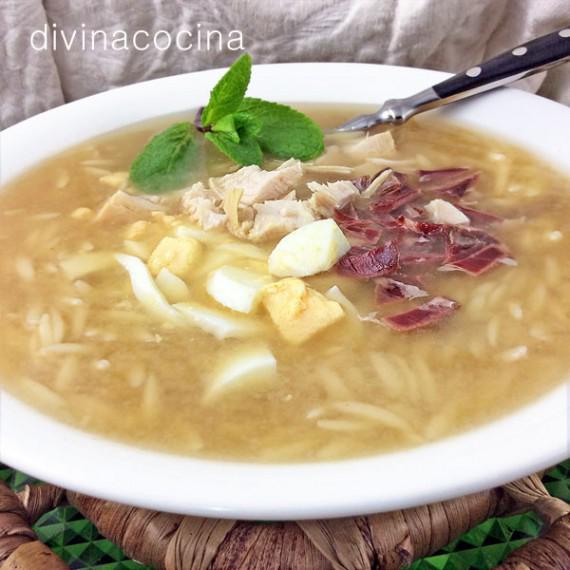 Caldo de pollo casero con fideos y huevo duro