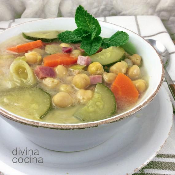 Sopa de verduras y garbanzos