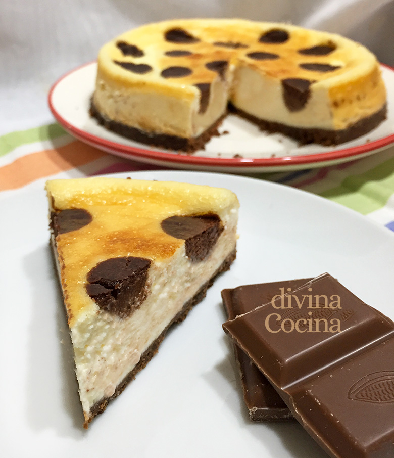 tarta de queso con lunares de chocolate