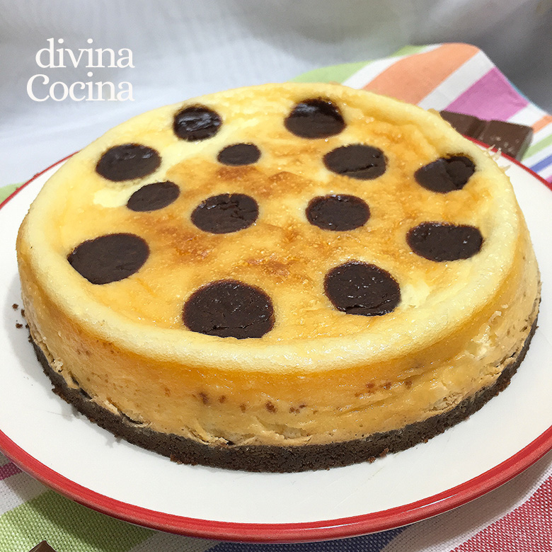 tarta de queso con lunares de chocolate