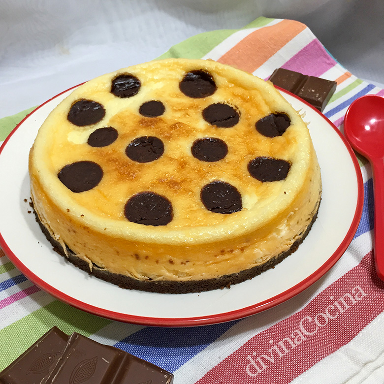 tarta de queso con lunares de chocolate