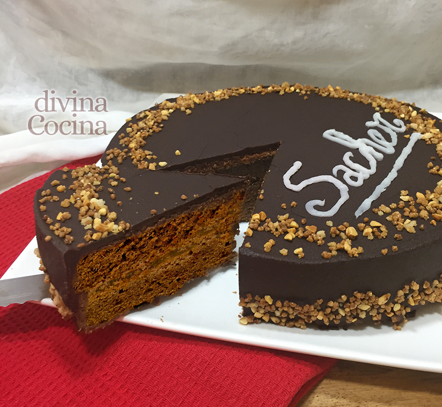 tarta sacher cortada