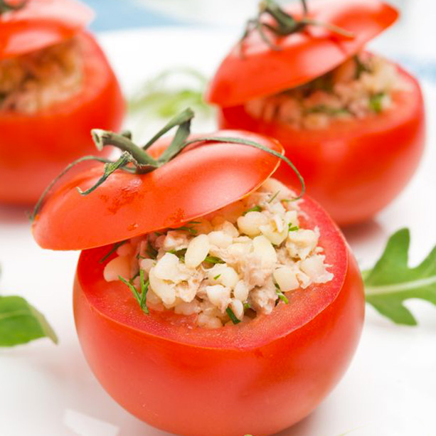 tomate relleno ensalada de arroz