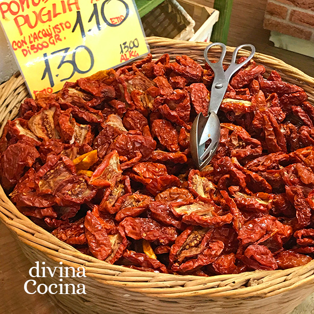 Cómo preparar tomates secos en aceite de oliva (y en qué platos usarlos)