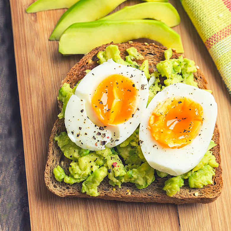 tosta de aguacate y huevo mollet